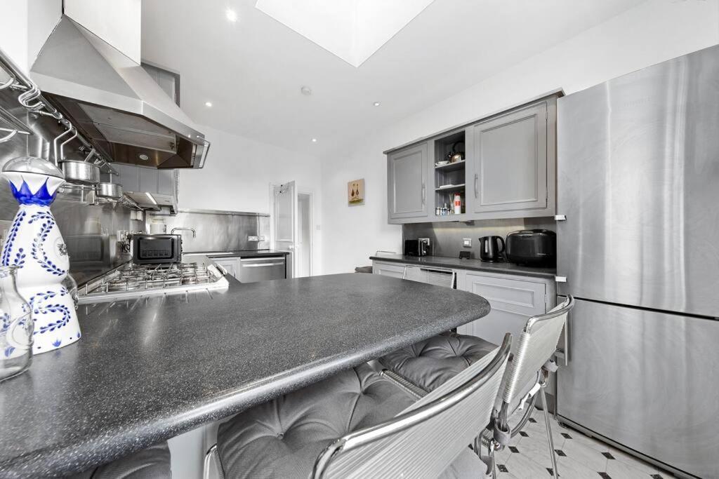 Spacious Sleep 11 With Terrace In Earls Court Ec99 London Bagian luar foto