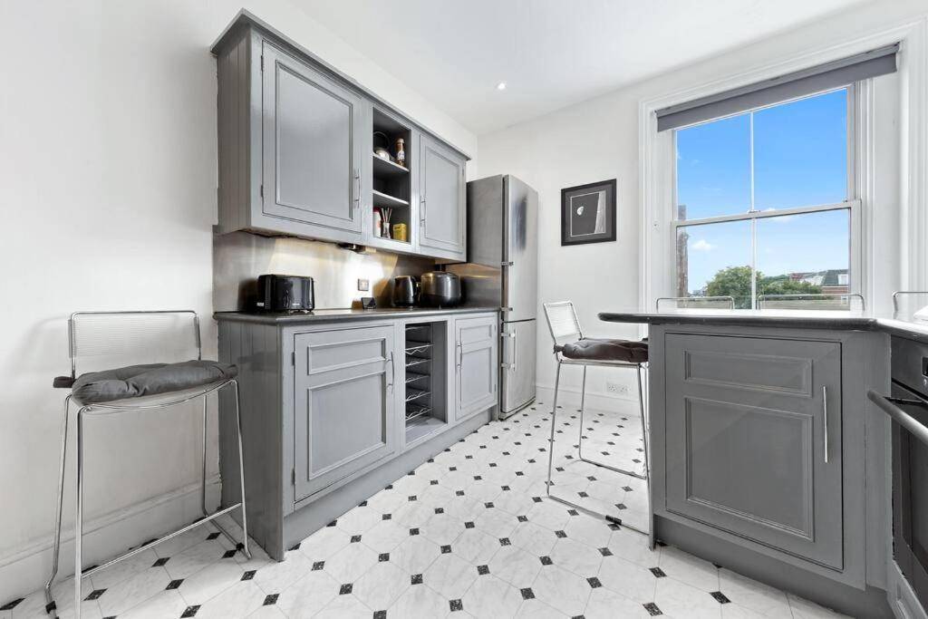 Spacious Sleep 11 With Terrace In Earls Court Ec99 London Bagian luar foto