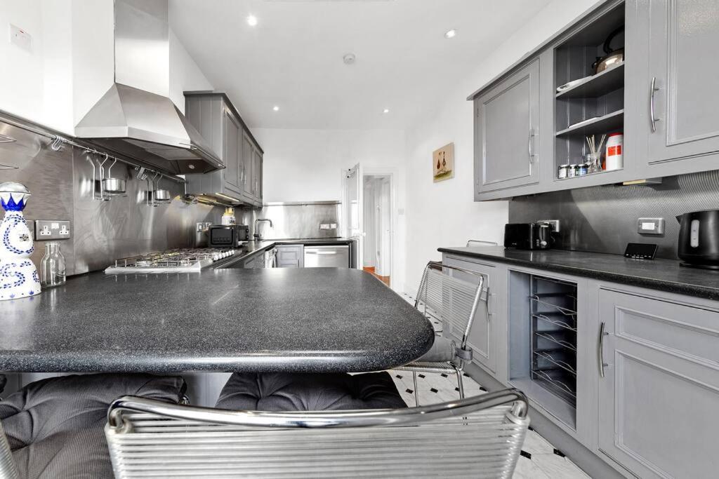 Spacious Sleep 11 With Terrace In Earls Court Ec99 London Bagian luar foto